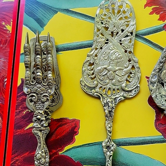 Set of 4 antique reproduction Renaissance serve ware. - Picture 4 of 5